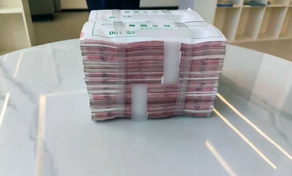 �������أ�������ĳ��20�򣬱�ס�ˣ�